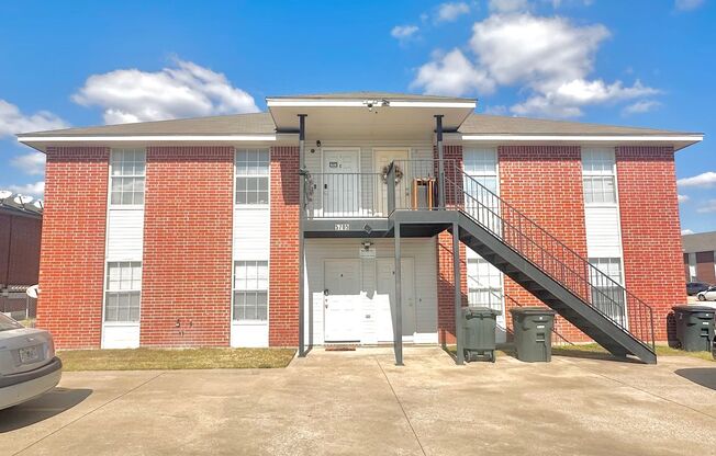 2 beds, 1 bath, $725, Unit B