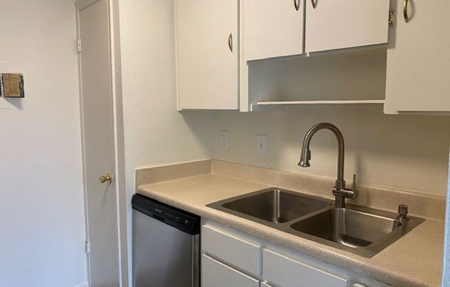 1 bed, 1 bath, 700 sqft, $892, Unit Apt. 1402 - The Mesa Verde