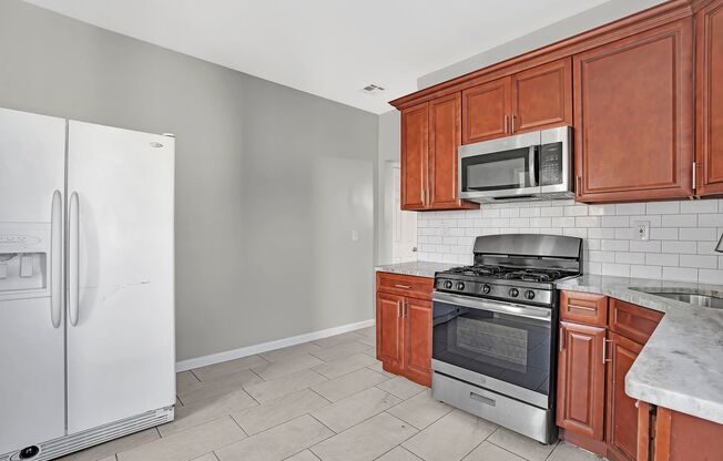 4 beds, 1 bath, $2,300, Unit 2R