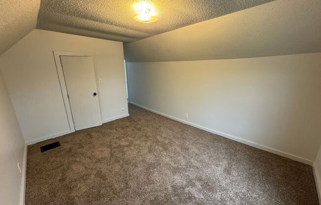 2 beds, 1 bath, $1,025, Unit Upper