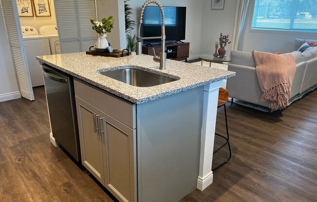 2 beds, 1 bath, 950 sqft, $1,175, Unit 3034-3