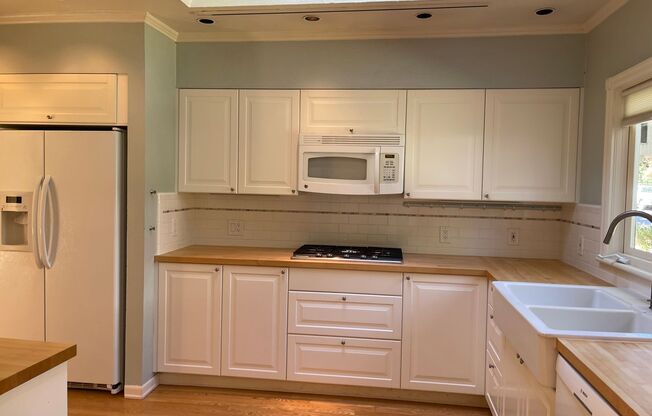 CHARMING MULTNOMAH VILLAGE CUSTOM HOME AVAILABLE LATE JUNE!