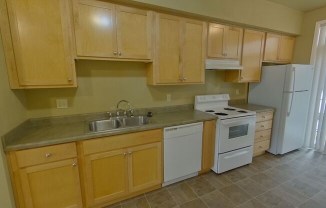 2 beds, 1 bath, $1,600, Unit 9