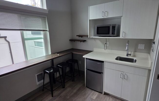Studio, 1 bath, 172 sqft, $1,300, Unit B7