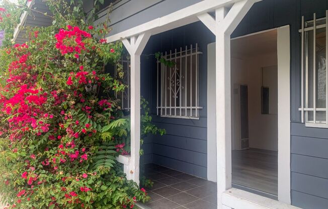 1920s 2 Bedroom House With Porch And Views On Echo Park Lake!