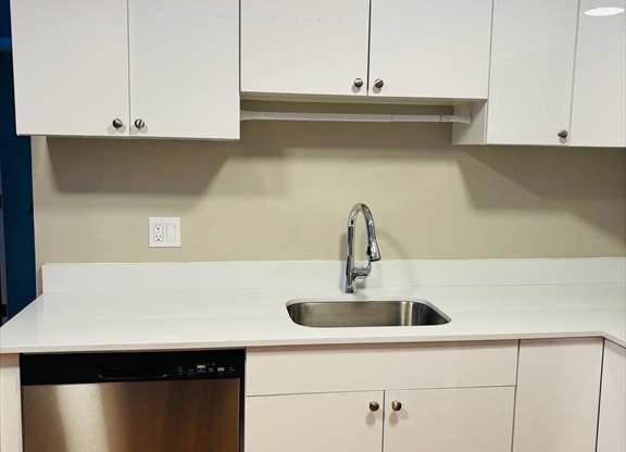 2 beds, 1 bath, 950 sqft, $2,800, Unit 7