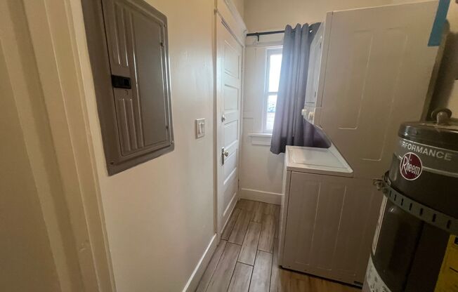 1 bed, 1 bath, 1,250 sqft, $2,200, Unit 723 E 1st St. + Parking1