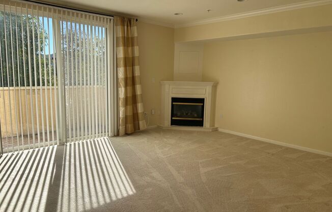 Town home style condo in Woodland Hills!