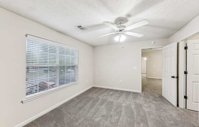 living room with big windows and carpet floor  at Grand Reserve Columbus in Columbus, GA