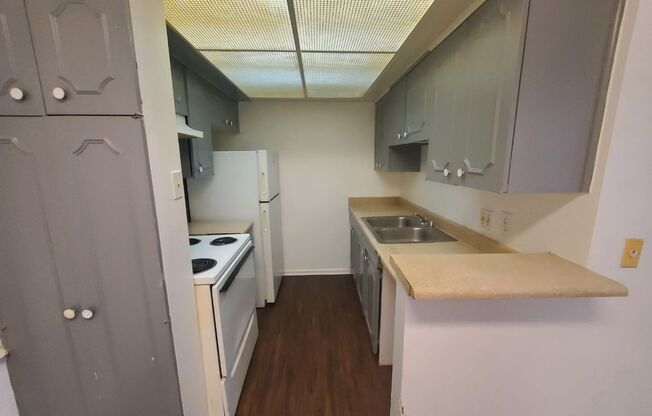 2 beds, 1 bath, $950, Unit Apartment