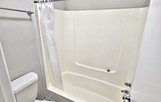 2 beds, 1.5 baths, 1,044 sqft, $950, Unit 7D