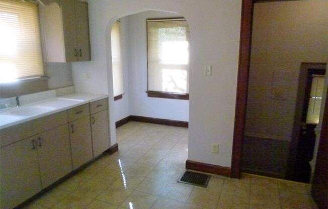 2 Bedroom Home Near Union Hospital - Pets Welcome!