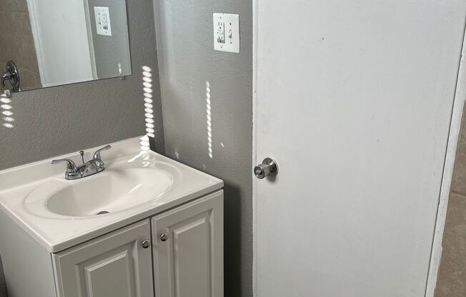 2 beds, 1 bath, 750 sqft, $1,070, Unit B06 1066 07
