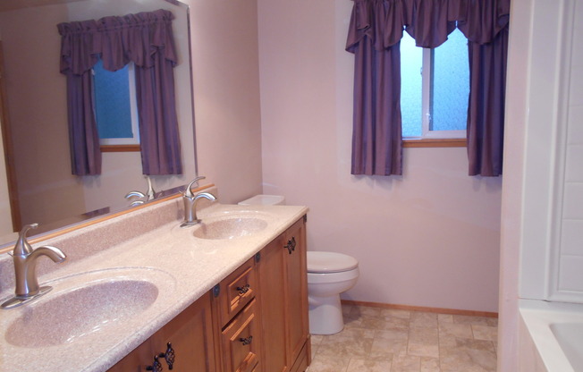 4 Bedroom, 2 bathrom Split-Level Home In Quiet Ferndale Naighborhood