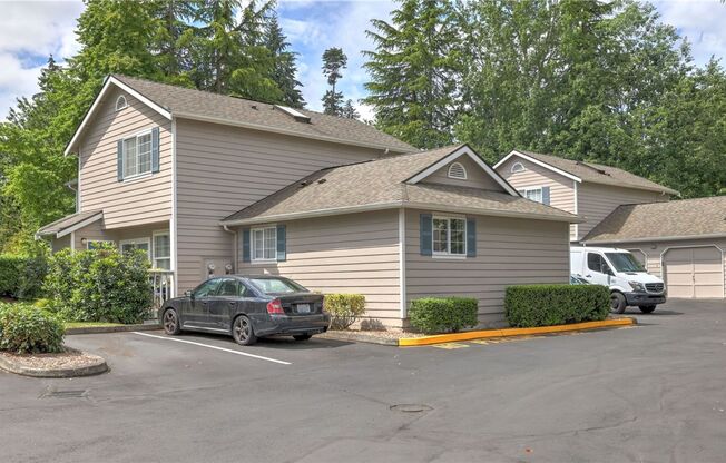 2bd/2.5ba Kenmore Townhome