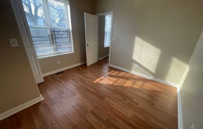 2 beds, 1 bath, $950, Unit 1022 # 1E