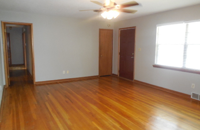 3 beds, 1.5 baths, $1,300