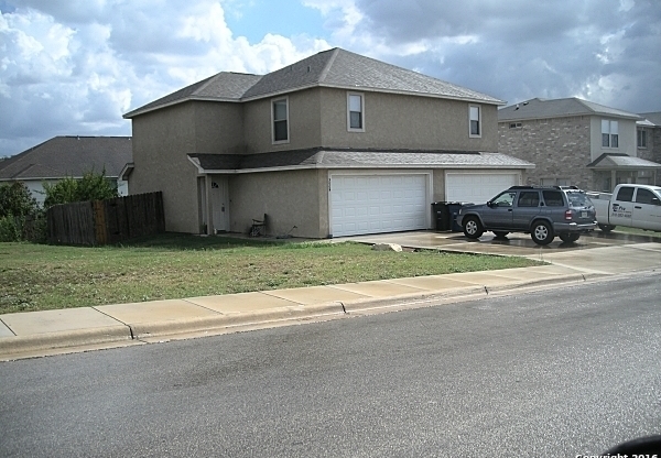 3 beds, 2.5 baths, $1,400