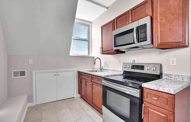 2 beds, 1 bath, $1,800, Unit Unit 3