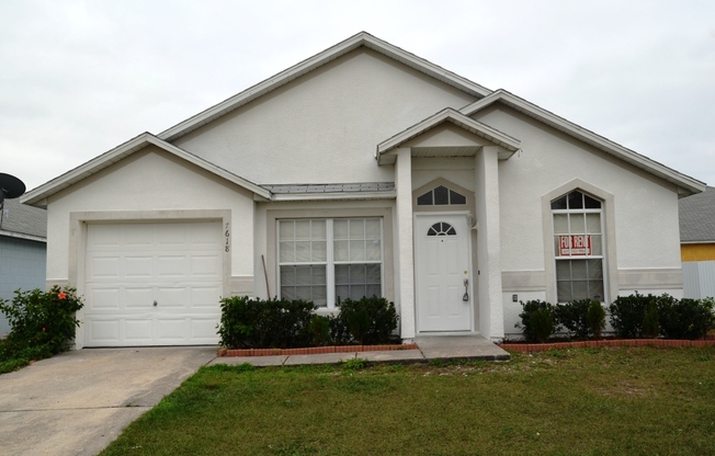 Cute 3/2 House with Laminate Flooring and 1-Car Garage (SE Orlando)