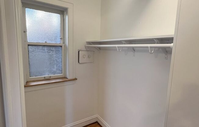 Studio, 1 bath, $1,600, Unit 4403 N. Hamilton - 3E