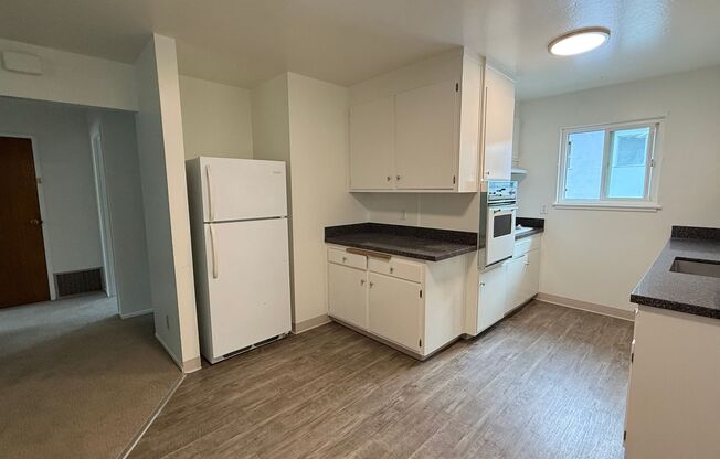 3 beds, 1 bath, $2,900, Unit 2053 Central Ave G (LO)