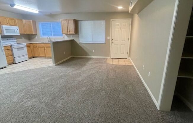 1 bed, 1 bath, 822 sqft, $1,395, Unit 910 H 105