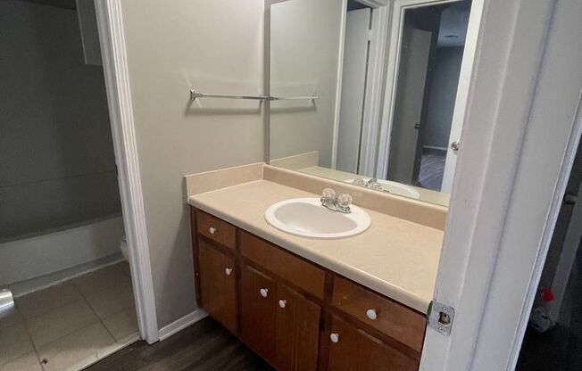 Cute 3 bed duplex in great Hermitage location!