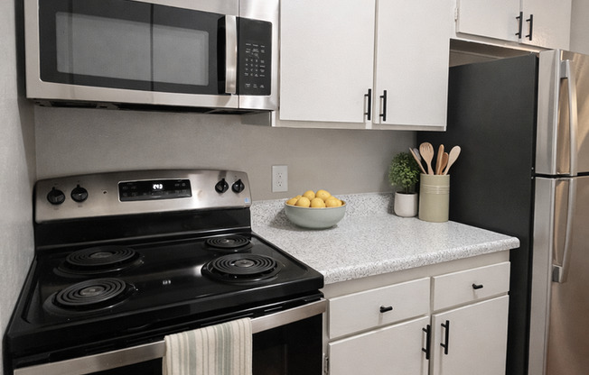 2 beds, 1 bath, 896 sqft, $2,195, Unit 070