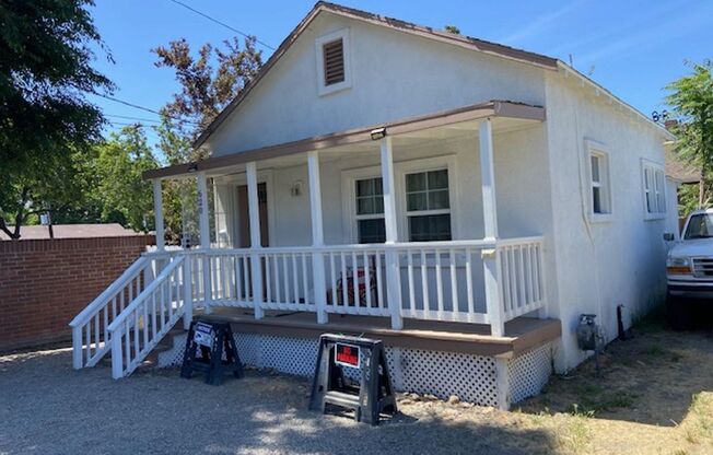 For Lease – Charming 1 Bedroom Cottage Near Downtown!