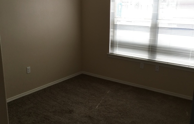 2 beds, 1 bath, 825 sqft, $900