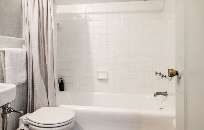 Studio, 1 bath, 350 sqft, $795, Unit 614