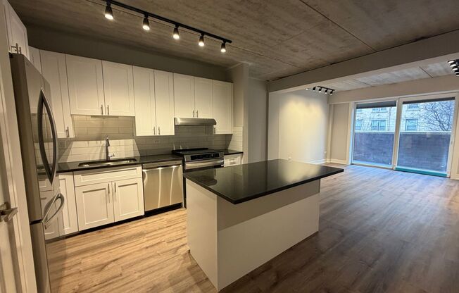 1 bed, 1 bath, 681 sqft, $2,425, Unit 952-303