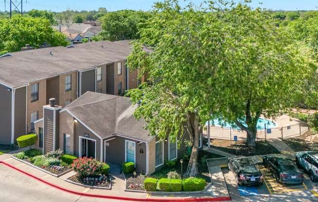 kirkwood Landing clubhouse, pool, parking, and large lush tree