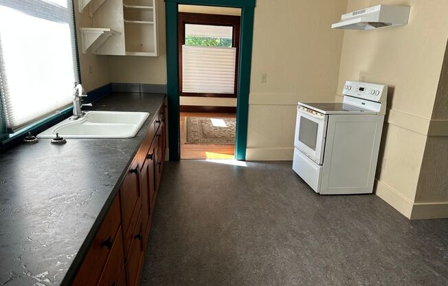 4 Bedroom Home Just Outside Of Albany With Plenty Of Parking.