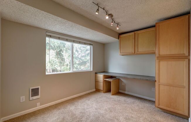 Clean 2BR 1BA Ventura Condominium near Bella Botega in downtown Redmond