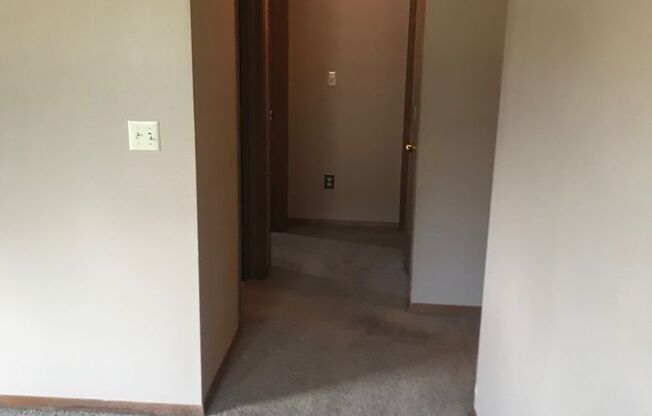 2 beds, 1 bath, $925, Unit Apt 2