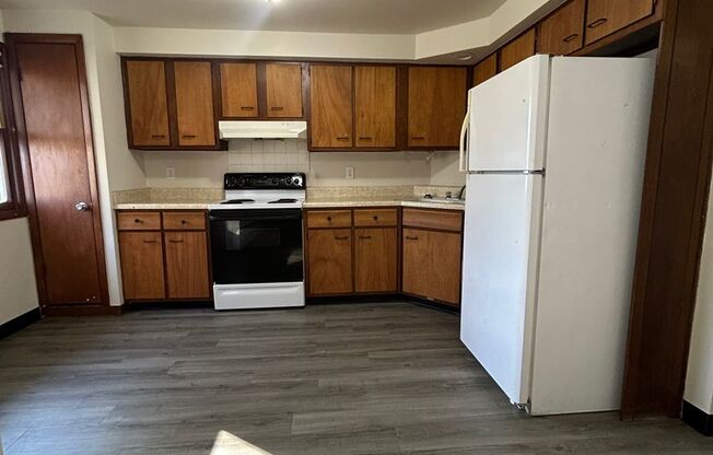 2 beds, 1 bath, $1,095, Unit A