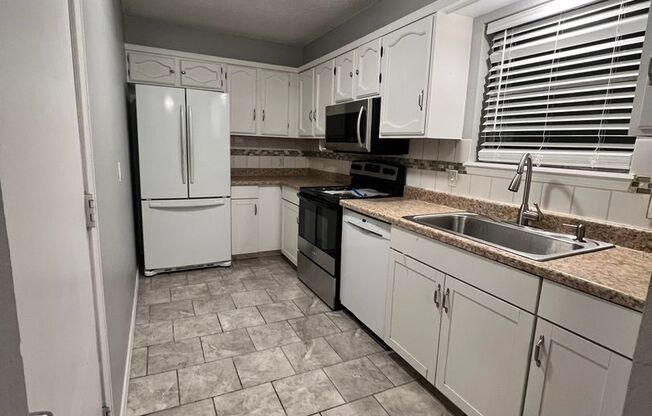 3 beds, 1.5 baths, 1,253 sqft, $1,550, Unit 2105 South Ash Ave