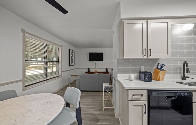 2 beds, 1 bath, $1,475, Unit 136