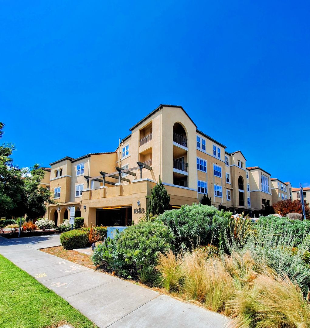 Beautiful 2bd Condo In Gated Community With Pool, Gym, and In-unit Laundry!