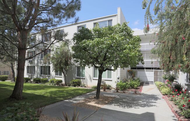 Welcome to La Villa Lake Apartments- 55+ Better Living