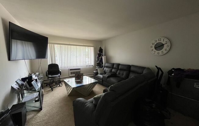 2 beds, 1 bath, $1,295, Unit 201