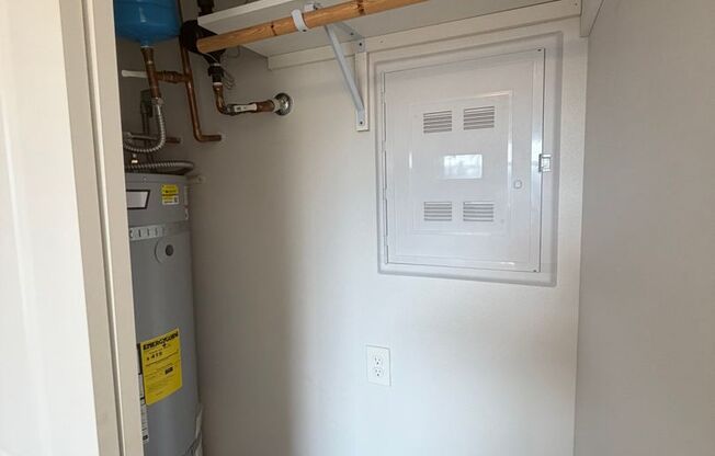 Studio, 1 bath, 501 sqft, $1,600, Unit Market Unit - Studio Apartment
