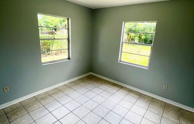 HUGE Lakeland 3BR/1BA w/Carport in Nice Residential Neighborhood!