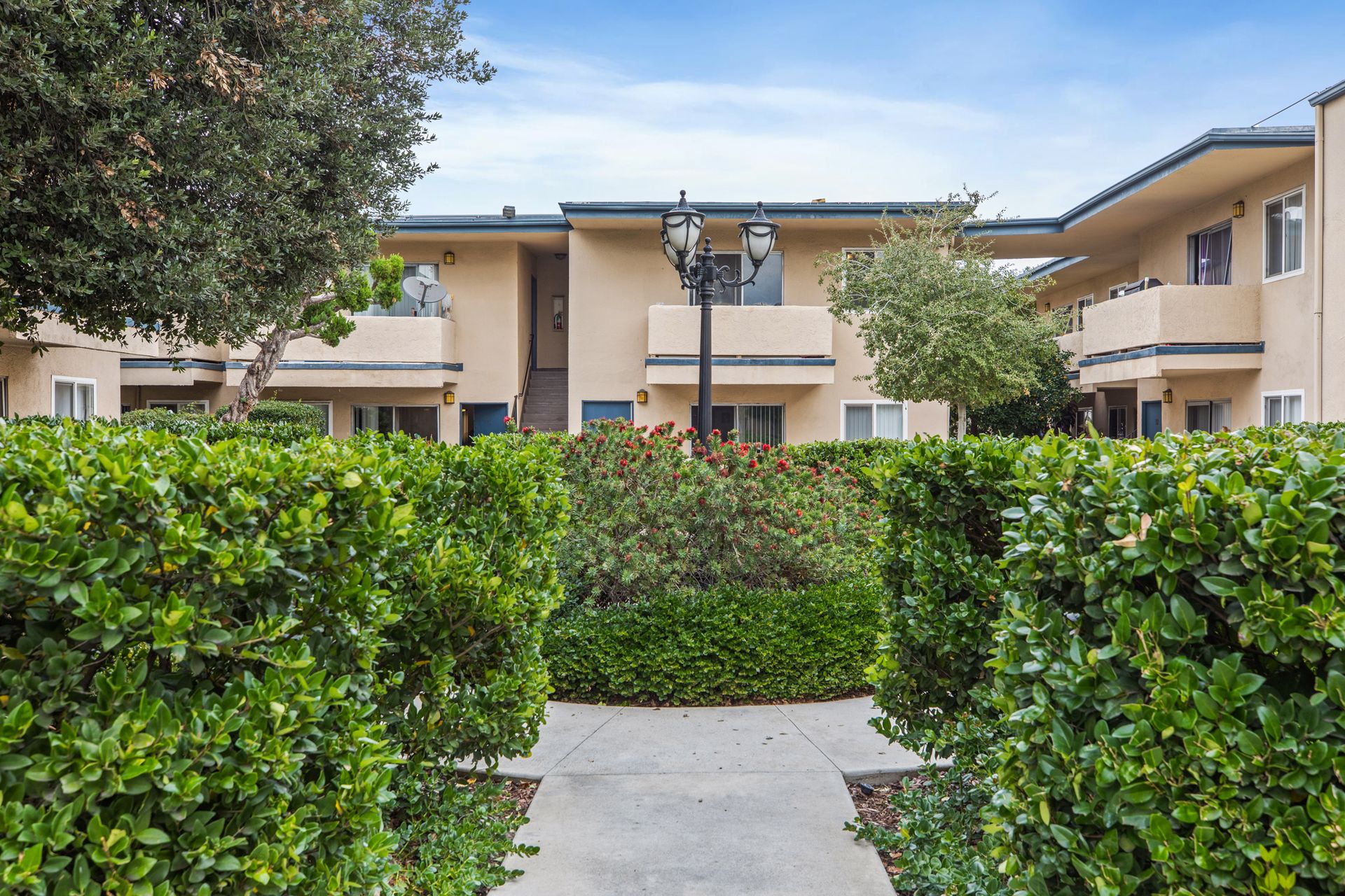Tarzana Court Apartments