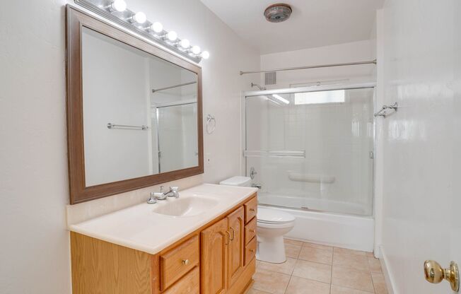 3 beds, 1 bath, $3,100, Unit 3560