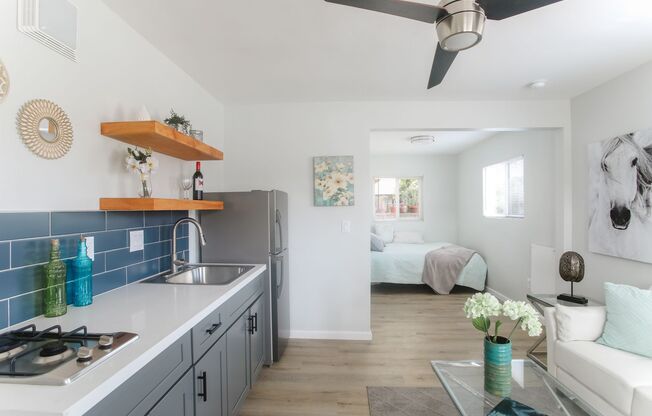 Available Now! Highly Desired Crown Point/Pacific Beach Junior 1BD/1 BA Apartment!