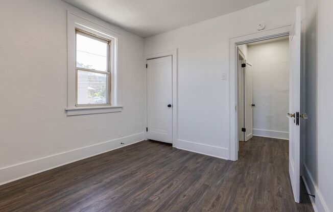 3 beds, 1 bath, $1,300, Unit (201 Locust)1st FLR Right