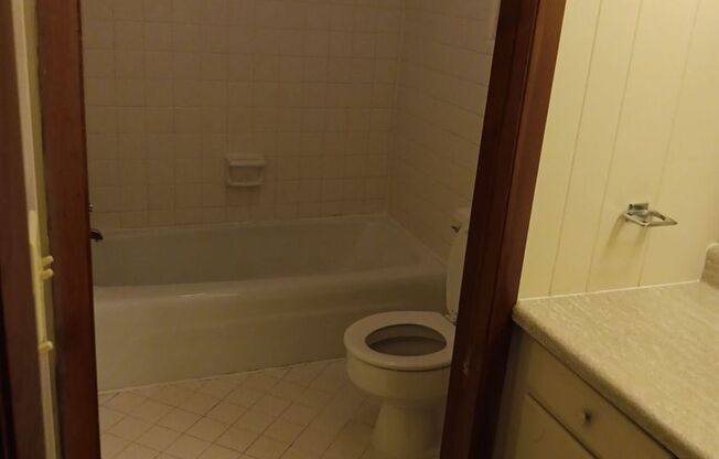 1 bed, 1 bath, 800 sqft, $970, Unit F04 Manor